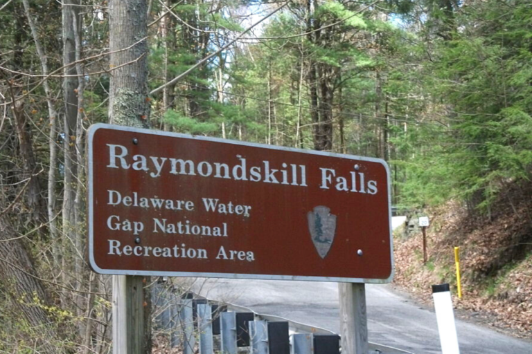 Raymondskill Falls Pennsylvania Doug Kerr from Albany NY United States CC BY SA 2.0 via Wikimedia Commons 768x512