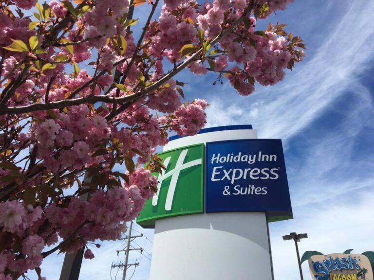 Holiday Inn Express & Suites